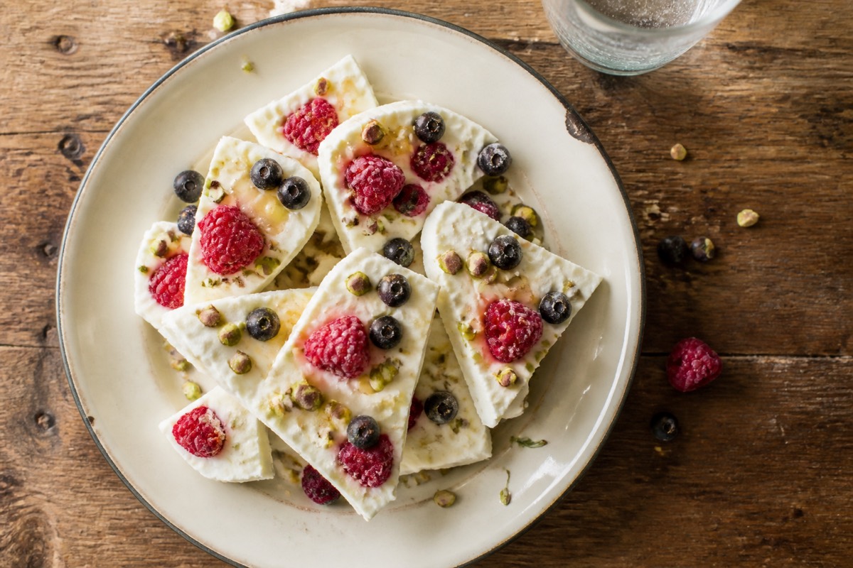 Frozen Greek yogurt bark with berries & pistachios