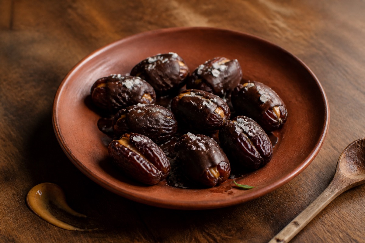 Almond butter & dark chocolate stuffed dates