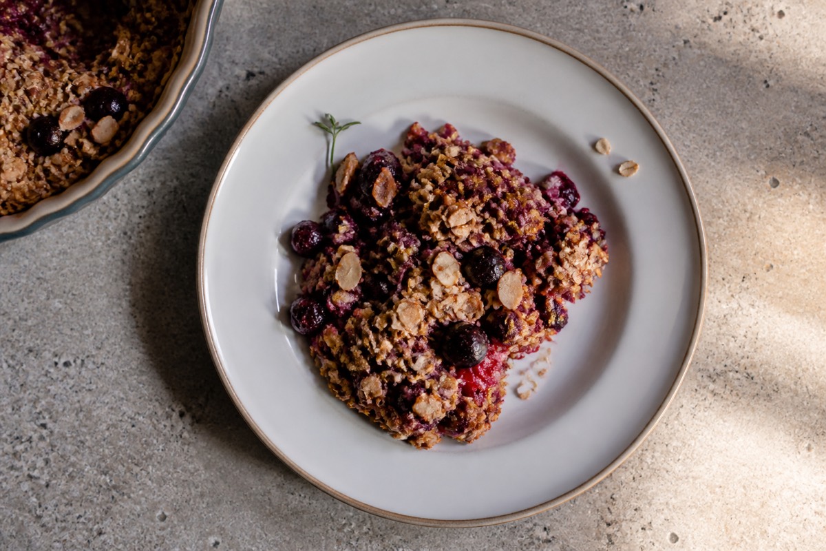 Baked oat, berry & almond breakfast crisp