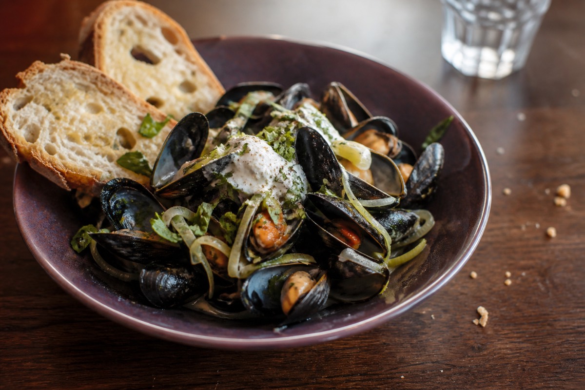 Cider mussels with leeks & crusty bread